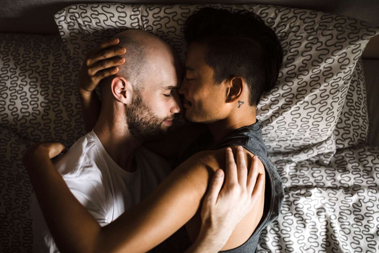 Половина опрошенных британцев не готовы целовать человека с ВИЧ