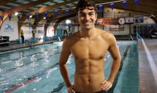 Гей-олимпиец использует логотип на плавках для продвижения ЛГБТ-открытости в Рио