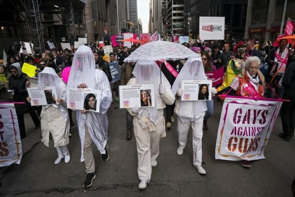 ЛГБТ, феминистки и мигранты вышли на марши против Трампа