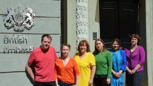 Сотрудники британского посольства в Минске оделись в цвета ЛГБТ-флага