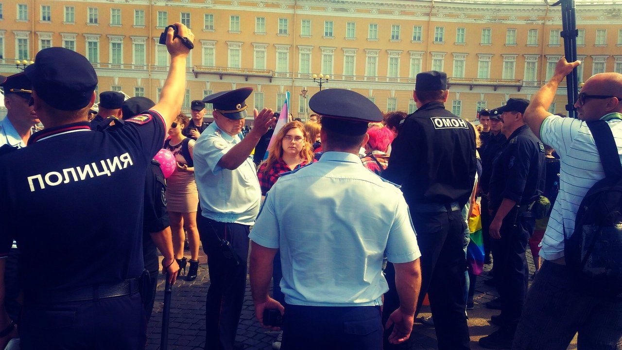 В Петербурге полиция задержала участников ЛГБТ-прайда