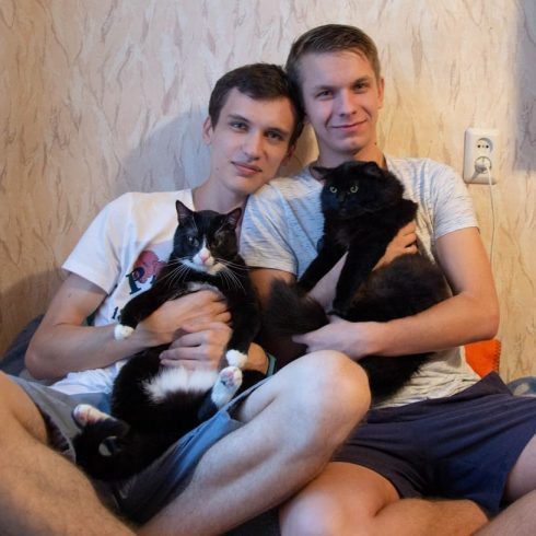 «Мы два Димы. Открытая гей-пара. Живём в России»