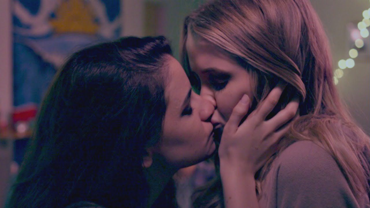 Геи и лесбиянки целуются во время секса реже, чем гетеросексуалы