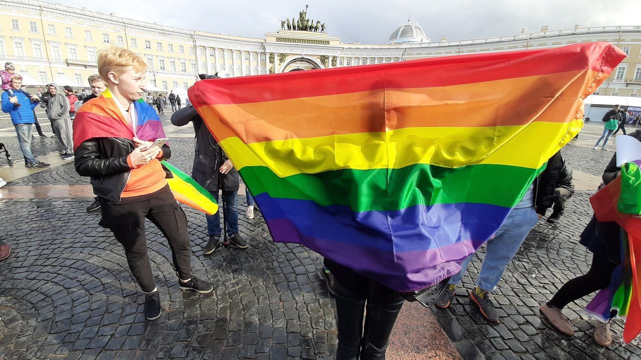 Петербургский ЛГБТ-прайд: полиция, наручники и газовый баллончик - Парни  ПЛЮС