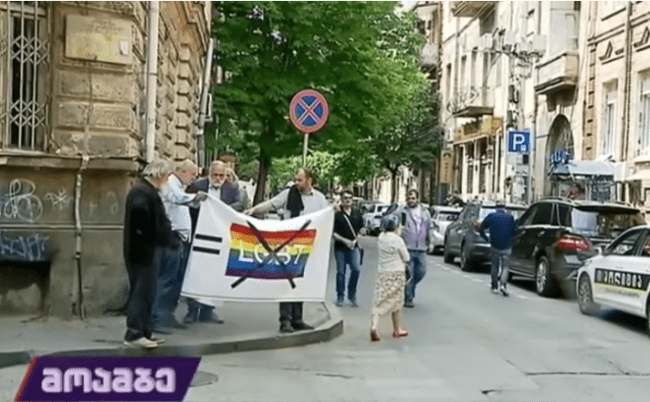 Традиционалисты требуют убрать ЛГБТ-флаг в центре Тбилиси