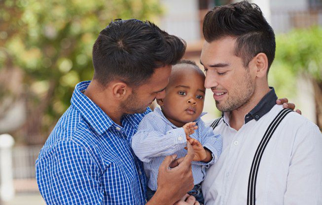 "Не отдать ребёнка извращенцу" - истории отказов однополым парам в усыновлении