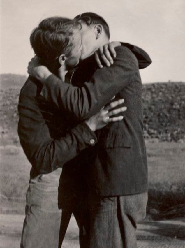 В США вышел альбом"Любовь: фотохроника влюблённых мужчин" в период с 1850 по 1950-е годы