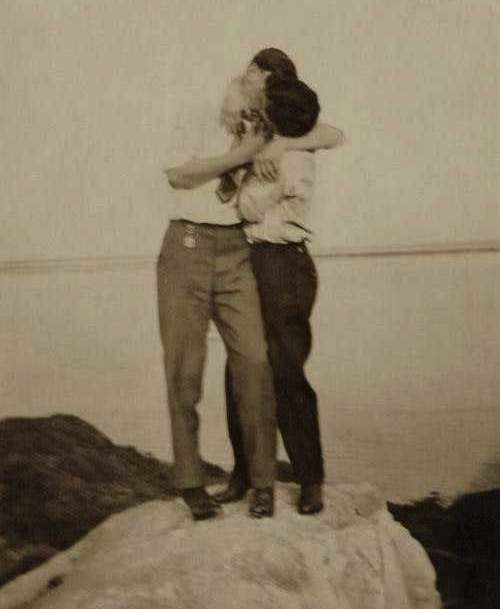 В США вышел альбом "Любовь: фотохроника влюблённых мужчин" в период с 1850 по 1950-е годы