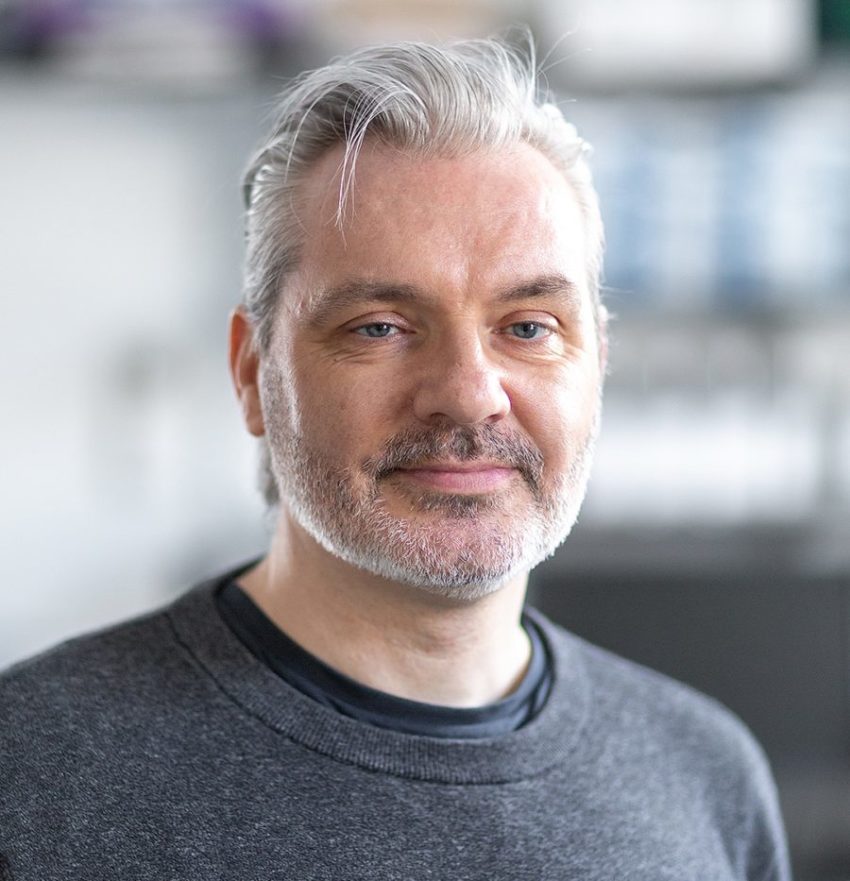 Британский биолог-гей создал вакцину против Covid-19 - Парни ПЛЮС