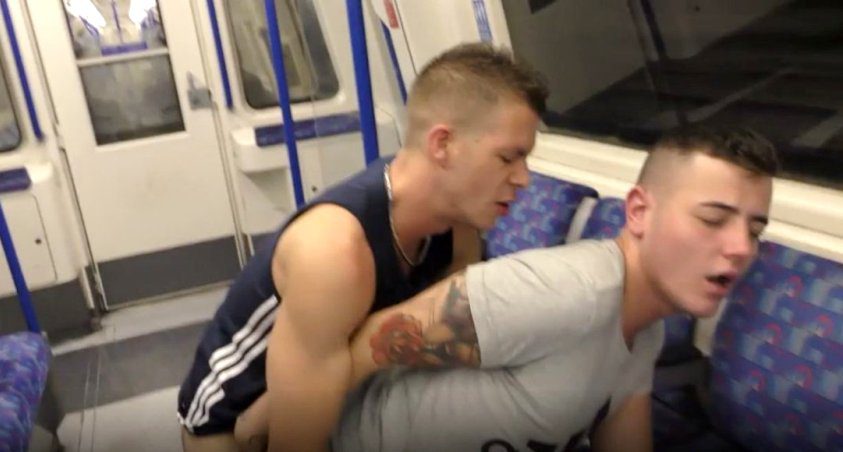 В Гонконге гей-пара занялась сексом в метро