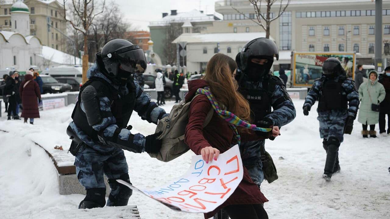 Транс-активистки оказались среди задержанных на протестах в Москве - Парни  ПЛЮС