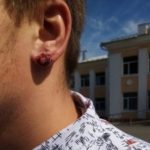 директор вырвал серьгу из уха