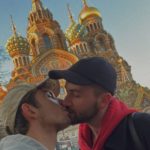 поцелуй на фоне храма