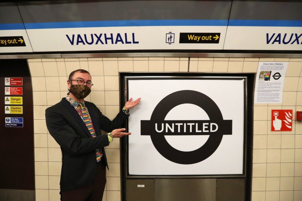 В лондонском метро размещены радужные знаки к Дню прайда