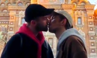 поцелуй гей-пары