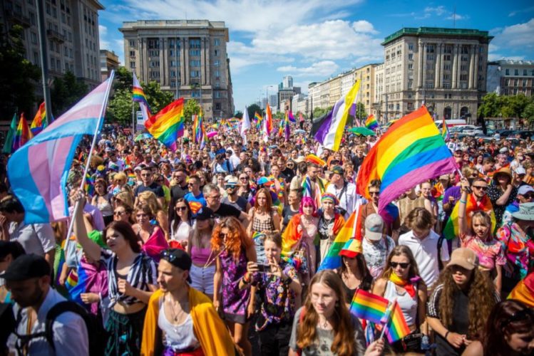 Агнешка Холланд вступилась за флаг Свободной России на «Параде равенства»