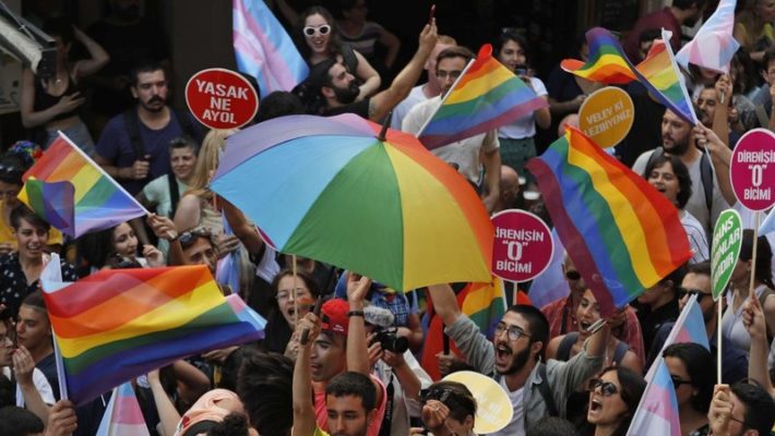 Поліція у Стамбулі знову розігнала марш ЛГБТ