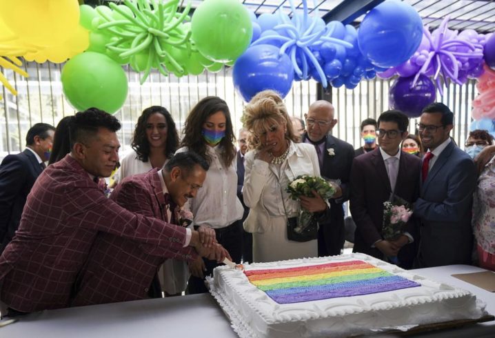 У столиці Мексики пройшло масове ЛГБТ-весілля