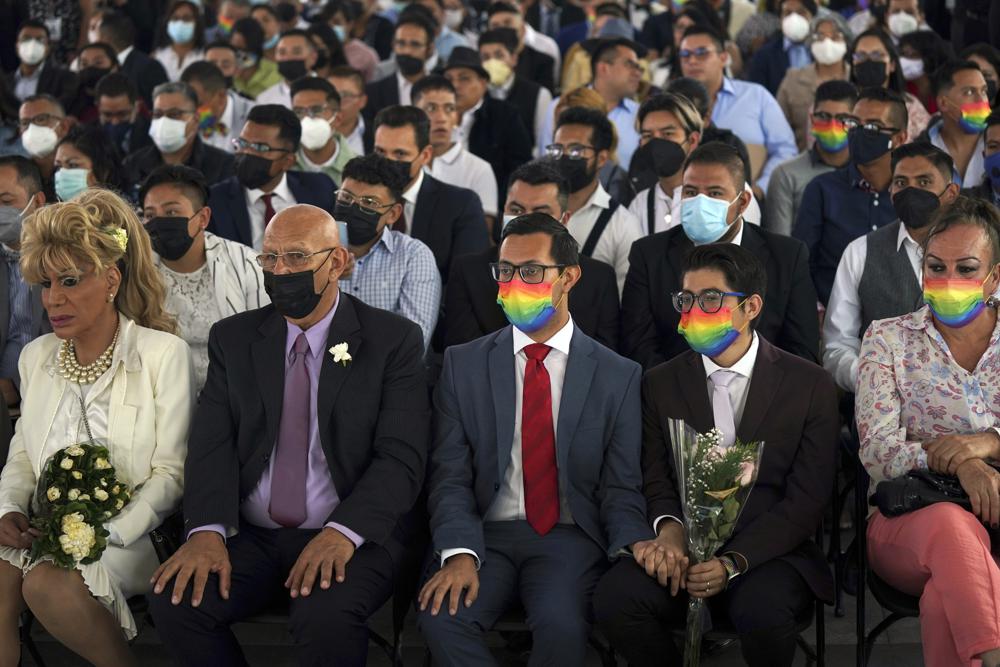 У столиці Мексики пройшло масове ЛГБТ-весілля