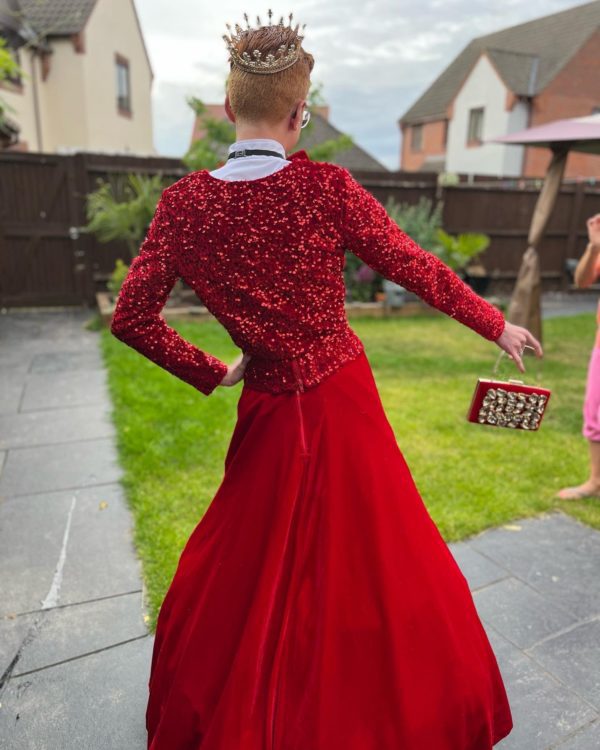 Британский школьник в красном платье произвёл фурор на выпускном