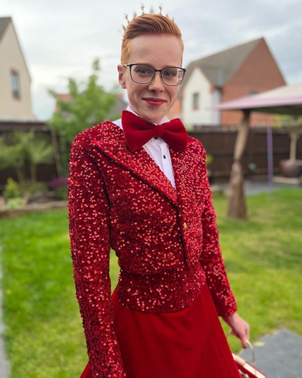 Британский школьник в красном платье произвёл фурор на выпускном