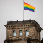 Парламент Германии впервые вывесил радужный флаг в честь прайда