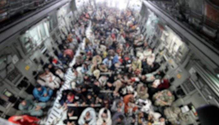 Люди, покидающие Афганистан с помощью эвакуационных рейсов (фото: BBC — замазано в целях безопасности ЛГБТ-людей)