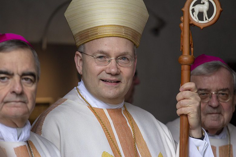 Католический епископ призвал церковь к нормализации гомосексуальности
