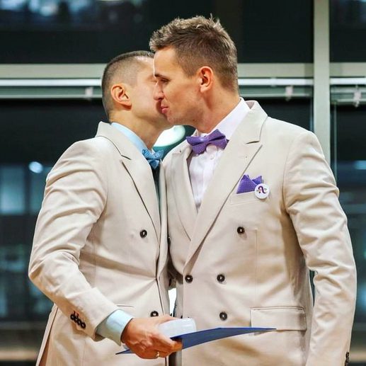 Гей-пара выиграла дело в суде: конституция Польши не запрещает однополые браки