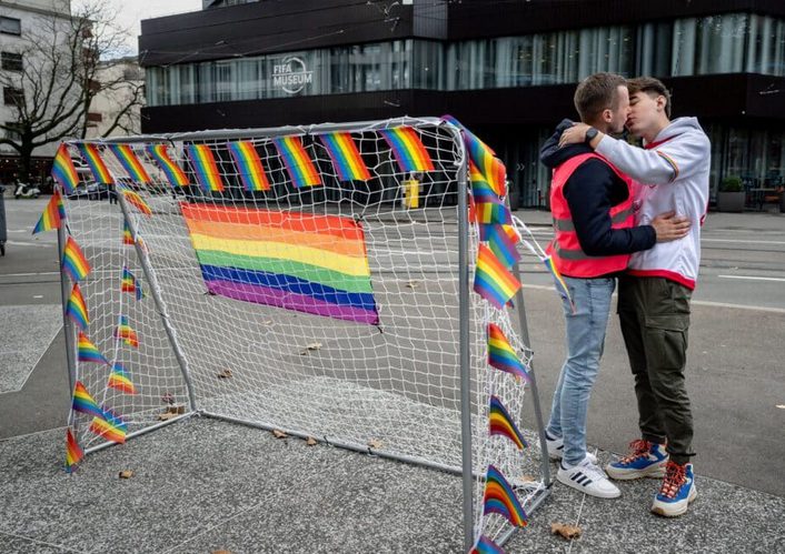 ЛГБТК-активисты протестуют против гомофобии ФИФА и Катара