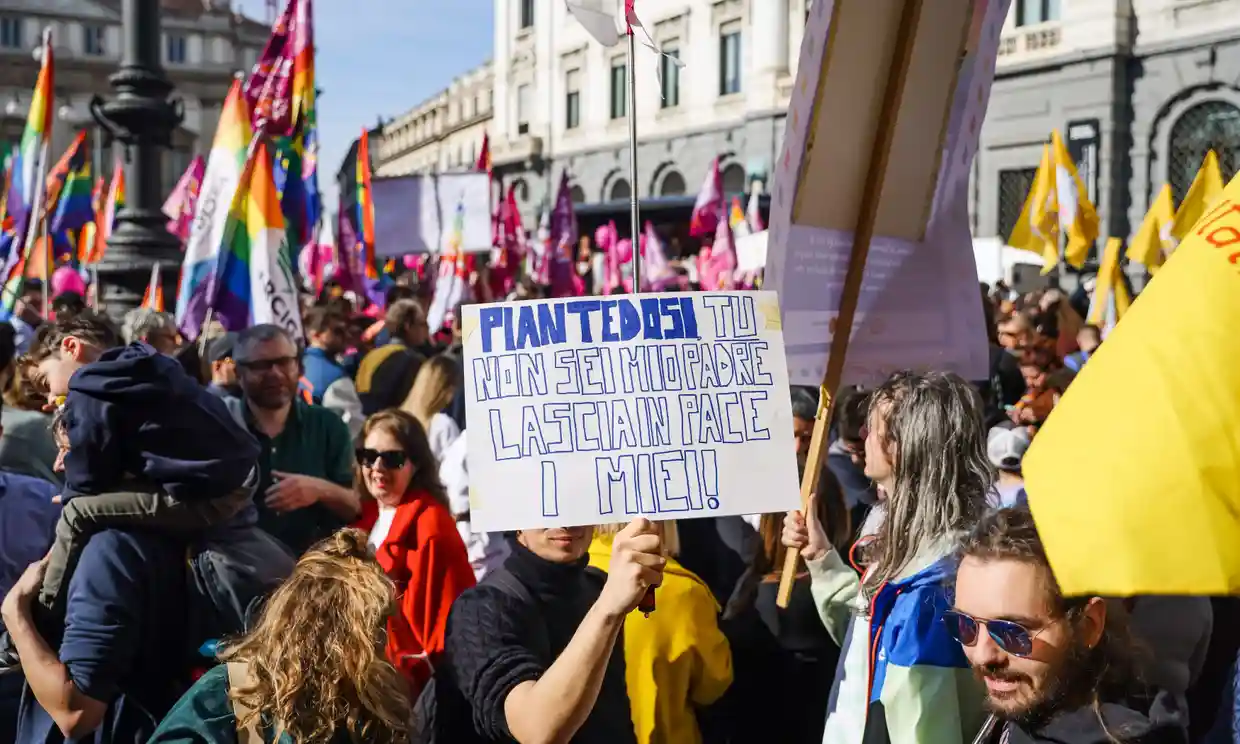 Протесты в Италии из-за новых запретов для квир родителей