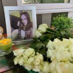Мемориал в доме, где трансгендерная беженка из России совершила суицид
