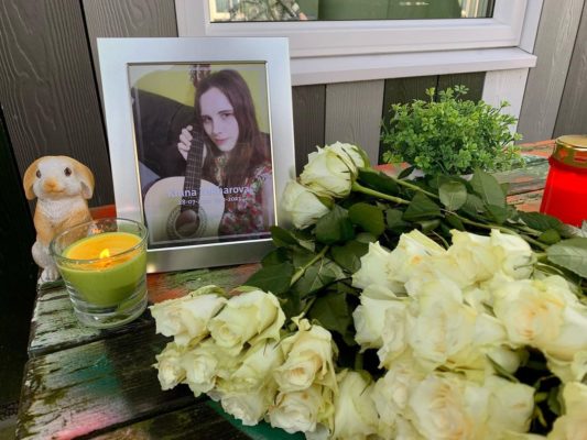Мемориал в доме, где трансгендерная беженка из России совершила суицид
