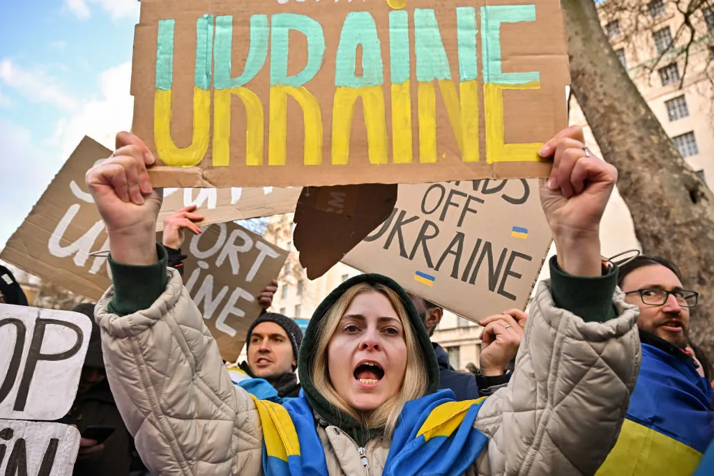 Транспарень из Украины: "Быть убитым с женскими документами"