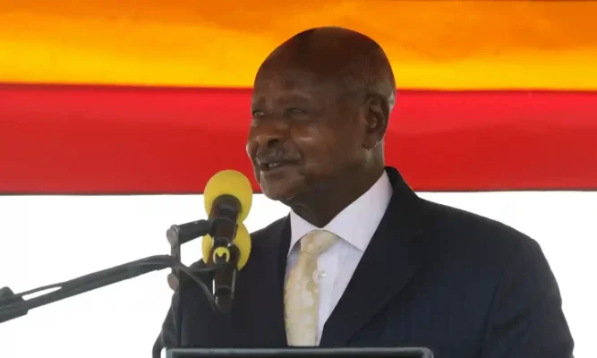 Президент Уганды захотел ужесточить закон против ЛГБТК+ людей