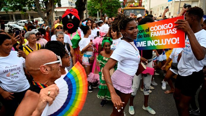 «Социализму — да, трансфобии — нет!». В Кубе прошёл марш против гомофобии