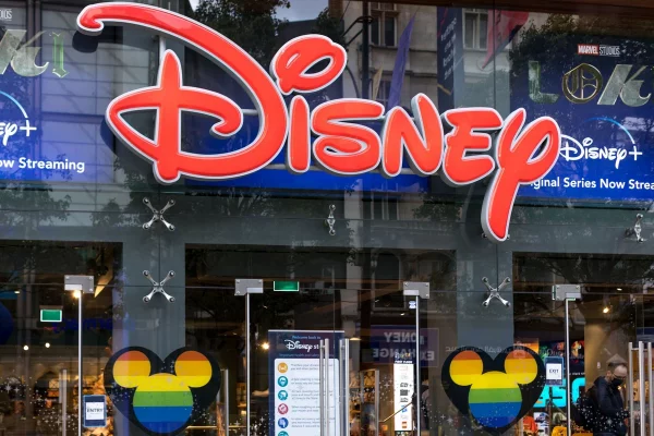 Disney теряет прибыль из-за включения ЛГБТК+ повестки в свои проекты