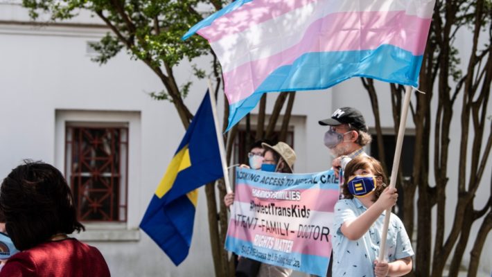 Англия прекратит выписывать блокаторы полового созревания для транс-детей