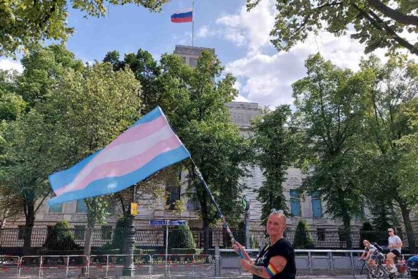 Активисты против трансфобии у российского посольства в Берлине