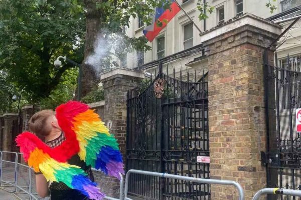 ЛГБТ у посольства России в Лондоне