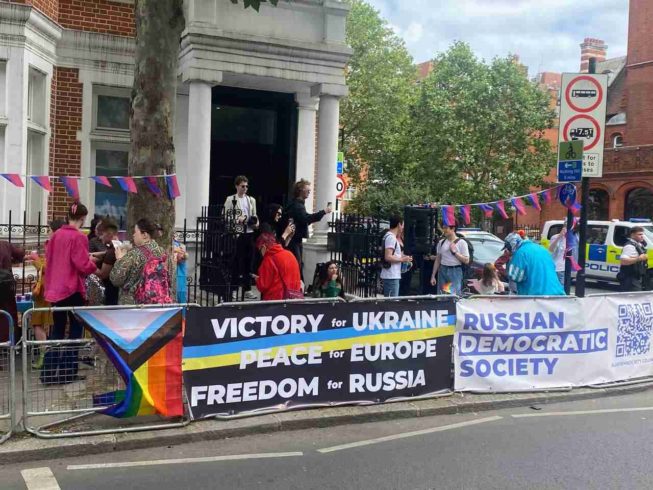 Эмигранты провели квир рейв-протест напротив посольства России в Лондоне 