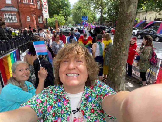 Главный редактор Парни ПЛЮС Евгений Писемский на прайде ЛГБТ у посольства России в Лондоне