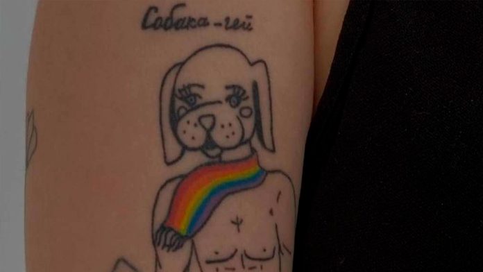 Жительницу Краснодара оштрафовали из-за радужной татуировки