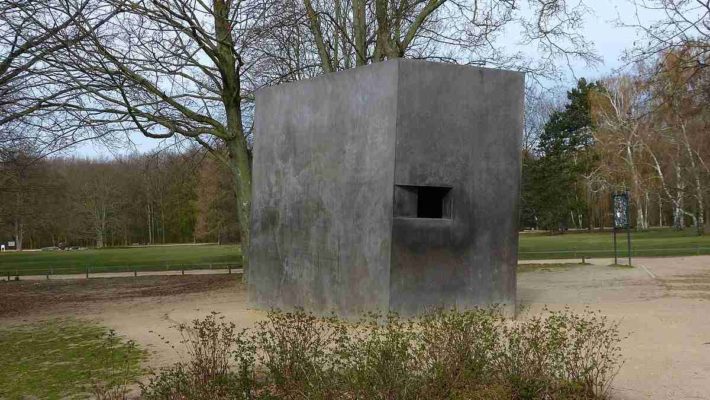 Памятник ЛГБТК-жертвам Холокоста в Берлине