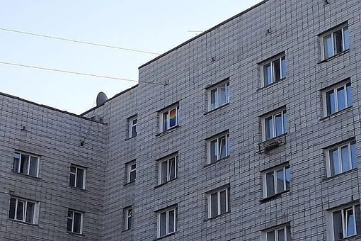флаг ЛГБТ в Арзамамсе, как два года назад на общежитии в Новосибирске