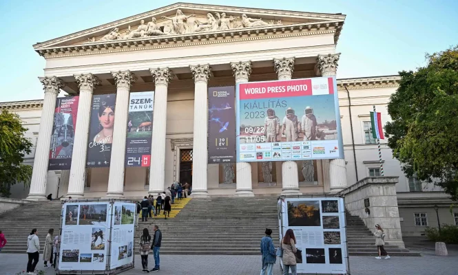 Директора музея в Венгрии уволили из-за ЛГБТ-выставки