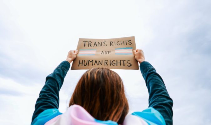 Трансперсонам предлагают "смириться" с биологическим полом