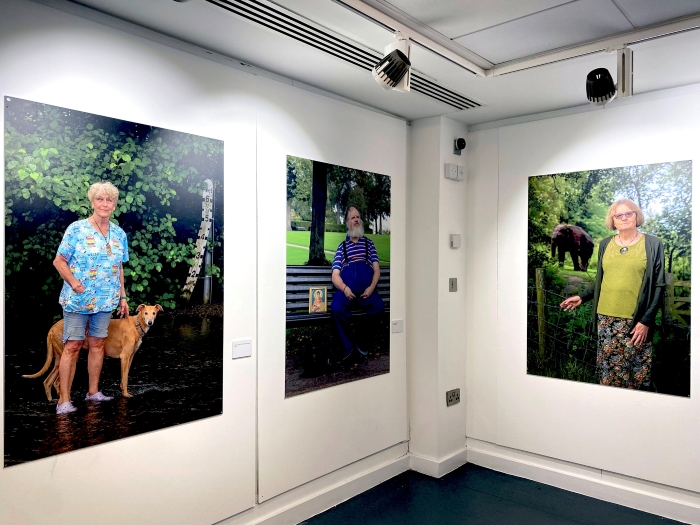 В британской глубинке открылась выставка фотопортретов пожилых квир-людей