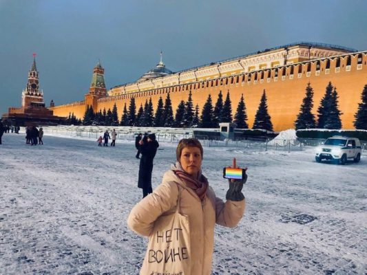 Активистку Марию Баронову оштрафовали за пикет с прайд флагом