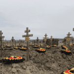 Неизвестные положили прайд флаги около могил участников войны с Украиной